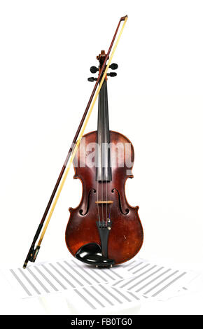 Ancien violon avec arc et notes, Close up Banque D'Images