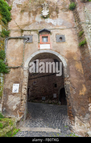 Entrée de la ville historique de Calcata, entouré d'une réserve naturelle Banque D'Images