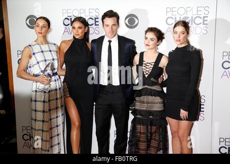 Los Angeles, USA. 7 janvier, 2016. Acteurs Troian Bellisario (l-r), Shay Mitchell, Ian Harding, Lucy Hale et Ashley Benson pose dans la salle de presse de la People's Choice Awards 2016 chez Microsoft Theatre de Los Angeles, USA, le 06 janvier 2016. Photo : Hubert Boesl/DPA - PAS DE FIL - SERVICE/Alamy Live News Crédit : afp photo alliance/Alamy Live News Banque D'Images