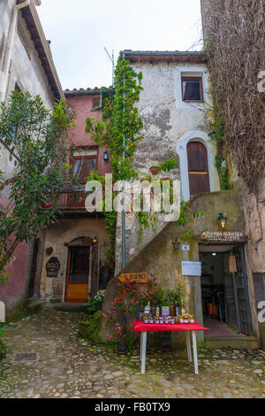 Les allées de la ville historique de Calcata, entouré d'une réserve naturelle Banque D'Images