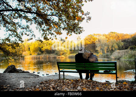 Heureux couple aimant à côté d'un lac Banque D'Images