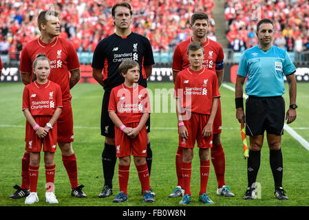 Du stade ANZ, Sydney, Australie. 07Th Jan, 2016. Match d'Exhibition. Liverpool Legends lineup avant le jeu avec John Arne Riise, Sander Westerveld et Steven Gerrard. Liverpool a gagné 4-0. Credit : Action Plus Sport/Alamy Live News Banque D'Images