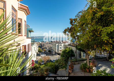 Rues en pente avec une vue sur le pont de la baie de San Francisco bay Banque D'Images