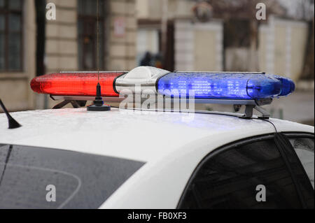 La barre lumineuse sur le toit d'un véhicule d'urgence voiture de police Banque D'Images