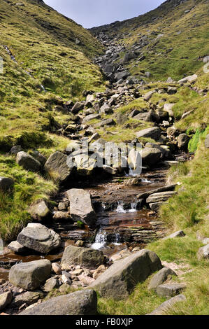 Flux à Fairbrook rocheux à l'extrémité nord de Kinder scout dans le Peak District, Derbyshire. Banque D'Images