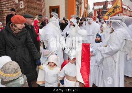 Les enfants, les mères pour l'Épiphanie (trois rois) Maison de procession à Ostrów Tumski Wroclaw, en Basse Silésie, Pologne Banque D'Images