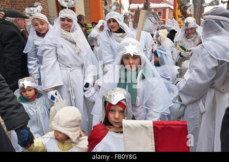 Les enfants, les mères pour l'Épiphanie (trois rois) Maison de procession à Ostrów Tumski Wroclaw, en Basse Silésie, Pologne Banque D'Images