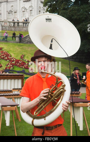 Horn jouer à Union Terrace Gardens dans le cadre du Festival International de la jeunesse d'Aberdeen. Banque D'Images