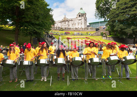 Le steel band effectuant en Union Terrace Gardens dans le cadre du Festival International de la jeunesse d'Aberdeen. Banque D'Images