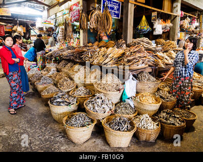 Poissons d'eau douce séchées shop dans un marché de Myitkyina. Banque D'Images