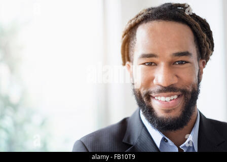 Portrait of businessman wearing smiley répondre Banque D'Images