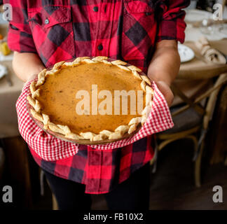 Femme tenant à la citrouille cuite pour Thanksgiving Banque D'Images