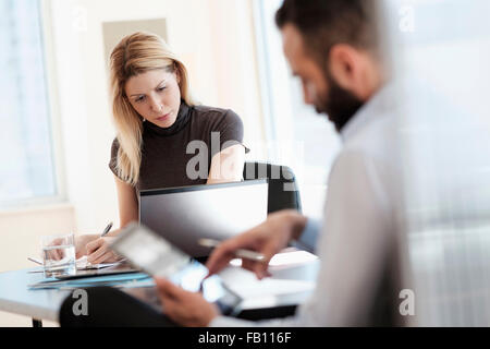 Man and Woman working in office Banque D'Images