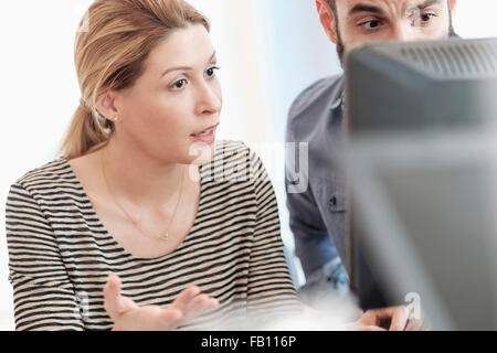 Man and Woman looking at computer Banque D'Images