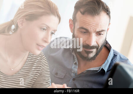 Man and Woman looking at computer Banque D'Images