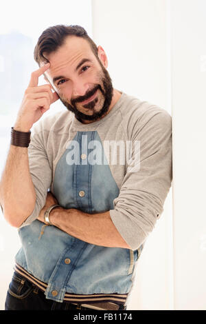 Portrait of man leaning on wall Banque D'Images