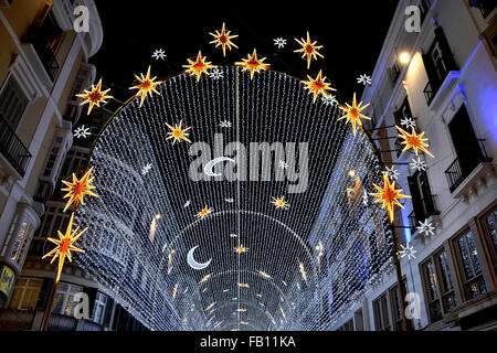 Les lumières de Noël sur la Calle Marques de Larios, près de la Plaza de la Constitucion vieux centre-ville de Malaga, Andalousie Espagne Espagnol Banque D'Images