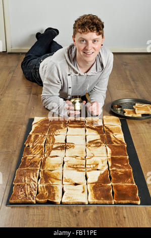 Artiste gallois Nathan Wyburn avec son portrait de Kate Middleton fait de Marmite propagation sur du pain grillé. Banque D'Images