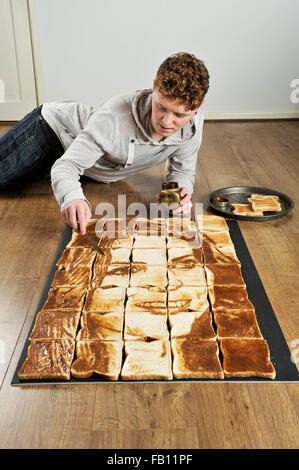 Artiste gallois Nathan Wyburn avec son portrait de Kate Middleton fait de Marmite propagation sur du pain grillé. Banque D'Images