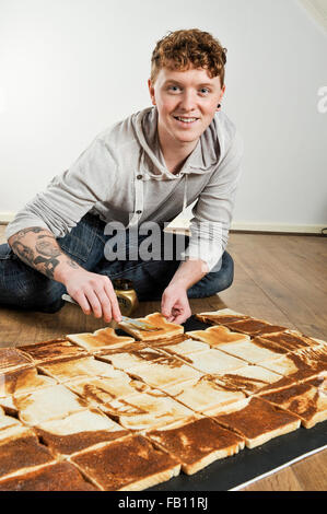 Artiste gallois Nathan Wyburn avec son portrait de Kate Middleton fait de Marmite propagation sur du pain grillé. Banque D'Images