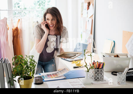 Jeune femme parlant au téléphone Banque D'Images