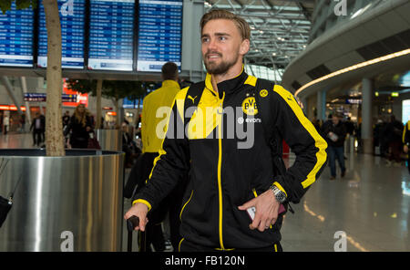 Düsseldorf, Allemagne. Jan 7, 2016. Le Dortmund Marcel Schmelzer, photographié à l'aéroport de Düsseldorf avant de se rendre dans le camp d'entraînement à Dubaï, à Duesseldorf, Allemagne, le 7 janvier 2016. Borussia Dortmund sera à Dubaï jusqu'au 16 janvier pour préparer la deuxième moitié de la saison en Bundesliga. PHOTO : GUIDO KIRCHNER/DPA/Alamy Live News Banque D'Images