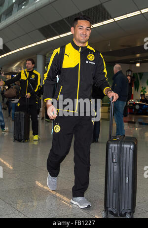 Düsseldorf, Allemagne. Jan 7, 2016. Dortmund Ilkay Guendogan est photographié à l'aéroport de Düsseldorf avant de se rendre dans le camp d'entraînement à Dubaï, à Duesseldorf, Allemagne, le 7 janvier 2016. Borussia Dortmund sera à Dubaï jusqu'au 16 janvier pour préparer la deuxième moitié de la saison en Bundesliga. PHOTO : GUIDO KIRCHNER/DPA/Alamy Live News Banque D'Images