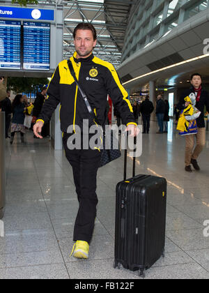 Düsseldorf, Allemagne. Jan 7, 2016. Roman Weidenfeller Dortmund gardien photographié à l'aéroport de Düsseldorf avant de se rendre dans le camp d'entraînement à Dubaï, à Duesseldorf, Allemagne, le 7 janvier 2016. Borussia Dortmund sera à Dubaï jusqu'au 16 janvier pour préparer la deuxième moitié de la saison en Bundesliga. PHOTO : GUIDO KIRCHNER/DPA/Alamy Live News Banque D'Images