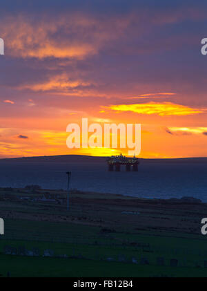 Dh ORKNEY Scapa Flow turbine éolienne de la plate-forme de forage de l'ciel soleil mer ancré ecosse uk sun rise Banque D'Images