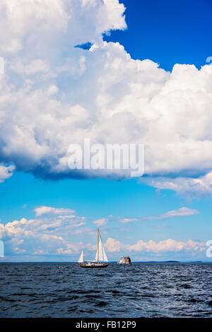 Voilier sur mer et port de Rockland Breakwater Lighthouse in distance Banque D'Images