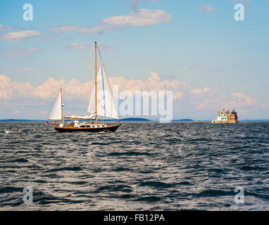 Voilier en mer et brise-lames dans le port de Rockland Phare distance Banque D'Images