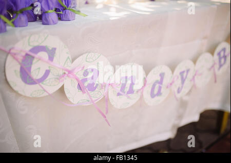 Dessert de mariage avec de délicieux gâteaux et macarons Banque D'Images