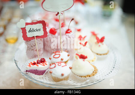 Dessert de mariage avec de délicieux gâteaux et macarons Banque D'Images