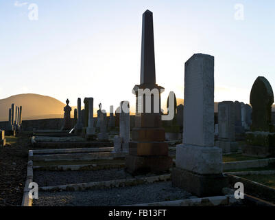 Dh Stromness ORKNEY WARBETH Cimetière pierre tombale cimetière pierres tombales pierre tombale sunset silhouette hiver uk Banque D'Images