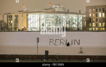 Berlin, Allemagne. 6 janvier, 2016. 'Berlin' est écrit dans la neige à Berlin, Allemagne, le 6 janvier 2016. La Paul-Loebe-Haus et coupole du Bundestag peut être vu dans l'arrière-plan. PHOTO : LUKAS SCHULZE/DPA/Alamy Live News Banque D'Images