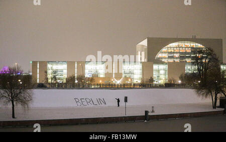 Berlin, Allemagne. 6 janvier, 2016. 'Berlin' est écrit dans la neige à Berlin, Allemagne, le 6 janvier 2016. La chancellerie d'illuminé et Sony Center (L) peut être vu dans l'arrière-plan. PHOTO : LUKAS SCHULZE/DPA/Alamy Live News Banque D'Images