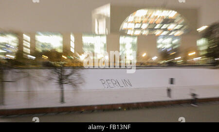 Berlin, Allemagne. 6 janvier, 2016. 'Berlin' est écrit dans la neige à Berlin, Allemagne, le 6 janvier 2016. La chancellerie d'illumninated peut être vu dans l'arrière-plan. PHOTO : LUKAS SCHULZE/DPA (ATTENTION ÉDITEURS - PRISES AVEC EFFET DE ZOOM.) Crédit : dpa/Alamy Live News Banque D'Images