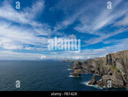 Mizen Head, falaises de la côte ouest du comté de Cork, Irlande avec un ciel bleu et de copier l'espace. Banque D'Images