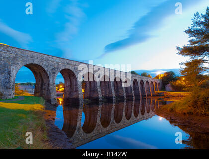 Célèbre pont de 12 Arch à Ballydehob, West Cork, Irlande au coucher du soleil avec espace de copie. Banque D'Images