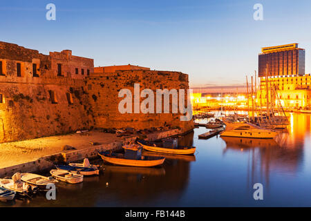 Marina et Castello Angiono au lever du soleil Banque D'Images