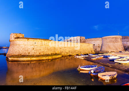 Marina et Castello Angiono au lever du soleil Banque D'Images