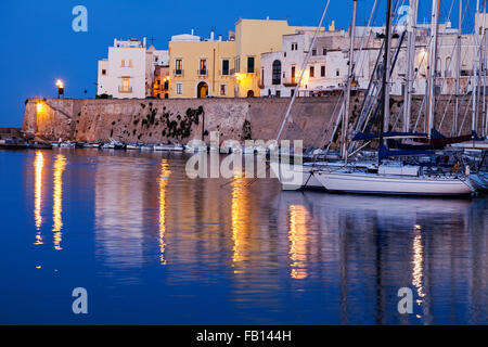 Marina et Castello Angiono au lever du soleil Banque D'Images