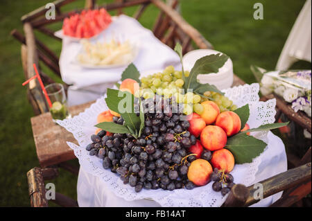 Décor de mariage au restaurant avec tous les fruits et fleurs de beauté Banque D'Images