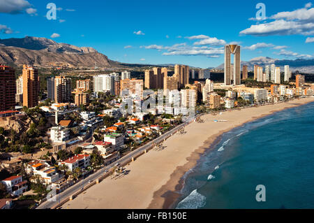 Côtes d'un ville de Benidorm. Benidorm est une ville de villégiature moderne, l'un des plus populaires destinations de voyage en Espagne Banque D'Images