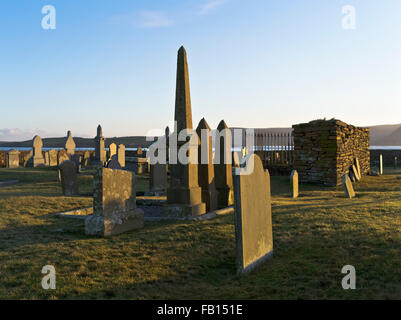 Dh Stromness ORKNEY WARBETH Cimetière pierre tombale cimetière cimetière hiver coucher de pierres tombales pierres uk Banque D'Images