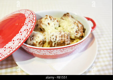 Giouvetsi (recette ragoût de boeuf grec Orzo avec kritharaki) Banque D'Images