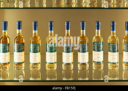 Des bouteilles de whisky dans un whisky shop Huntly, Aberdeenshire, Ecosse. Banque D'Images