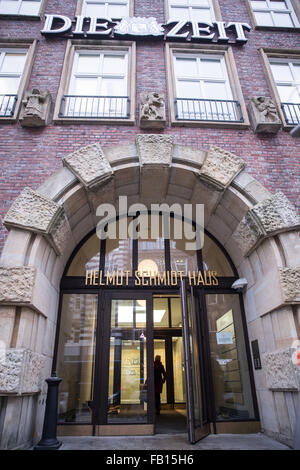 Hambourg, Allemagne. Jan 7, 2016. Le nouveau 'lettrage Helmut-Schmidt-Haus' sur l'entrée de l'immeuble anciennement connu sous le nom de 'Pressehaus' dans le centre de Hambourg, Allemagne, 7 janvier 2016. La maison d'édition de l'hebdomadaire Die Zeit est en train de changer son nom en l'honneur de l'éditeur de longue date et l'ancien chancelier allemand Helmut Schmidt (1918-2015). PHOTO : CHRISTIAN CHARISIUS/DPA/Alamy Live News Banque D'Images