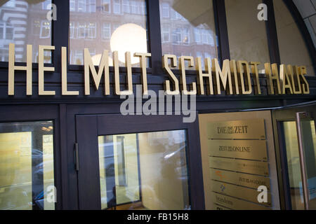 Hambourg, Allemagne. Jan 7, 2016. Le nouveau 'lettrage Helmut-Schmidt-Haus' sur l'entrée de l'immeuble anciennement connu sous le nom de 'Pressehaus' dans le centre de Hambourg, Allemagne, 7 janvier 2016. La maison d'édition de l'hebdomadaire Die Zeit est en train de changer son nom en l'honneur de l'éditeur de longue date et l'ancien chancelier allemand Helmut Schmidt (1918-2015). PHOTO : CHRISTIAN CHARISIUS/DPA/Alamy Live News Banque D'Images