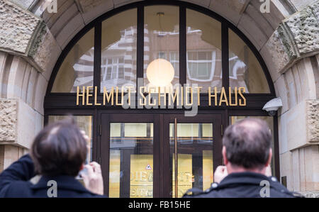 Hambourg, Allemagne. Jan 7, 2016. La nouvelle photographie les gens 'lettrage Helmut-Schmidt-Haus' sur l'entrée de l'immeuble anciennement connu sous le nom de 'Pressehaus' dans le centre de Hambourg, Allemagne, 7 janvier 2016. La maison d'édition de l'hebdomadaire Die Zeit est en train de changer son nom en l'honneur de l'éditeur de longue date et l'ancien chancelier allemand Helmut Schmidt (1918-2015). PHOTO : CHRISTIAN CHARISIUS/DPA/Alamy Live News Banque D'Images